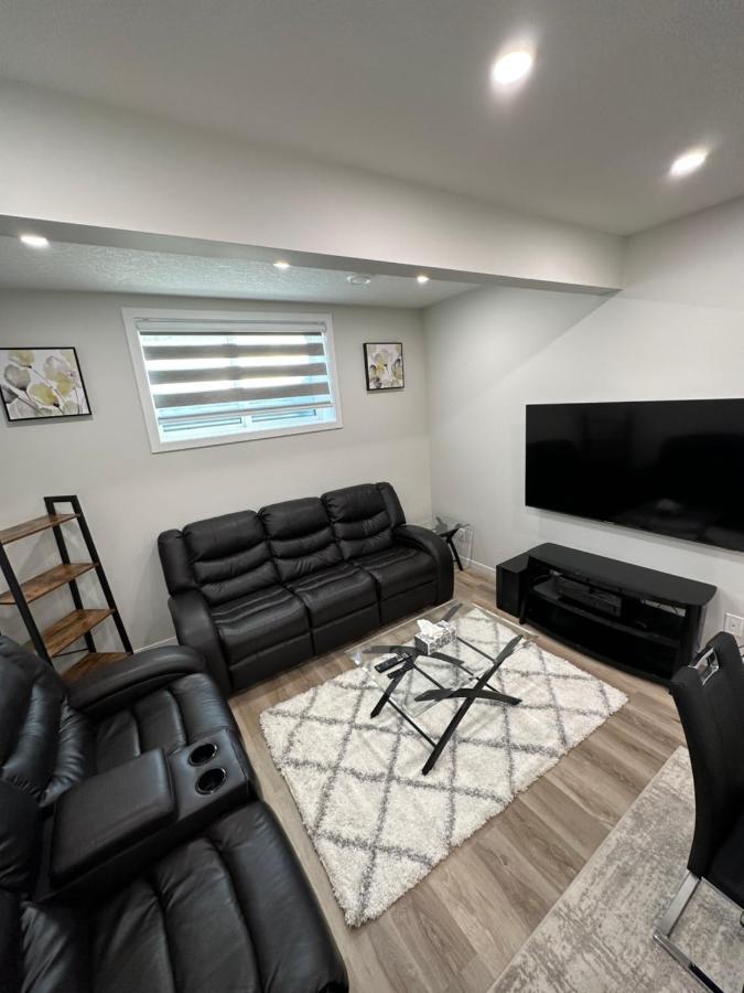 2 Bedroom 2 Washrooms Brand New Beautiful & Cozy Suite Calgary Exterior photo