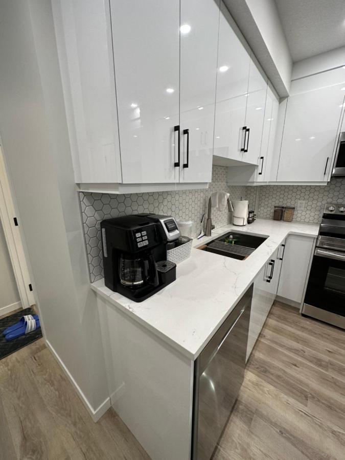 2 Bedroom 2 Washrooms Brand New Beautiful & Cozy Suite Calgary Exterior photo